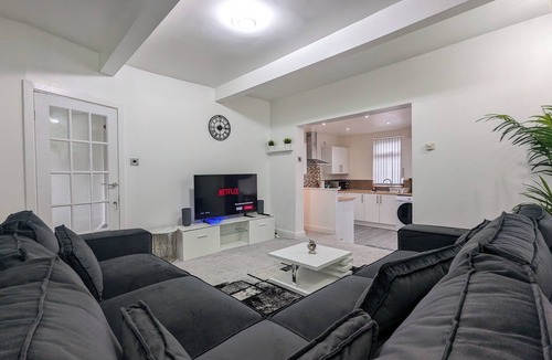 Failsworth Apartment | Oldham Home Free Parking 3bed 1bath