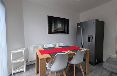 Failsworth Apartment | Oldham Home Free Parking 3bed 1bath