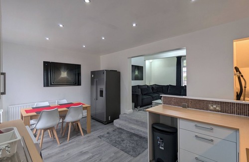 Failsworth Apartment | Oldham Home Free Parking 3bed 1bath