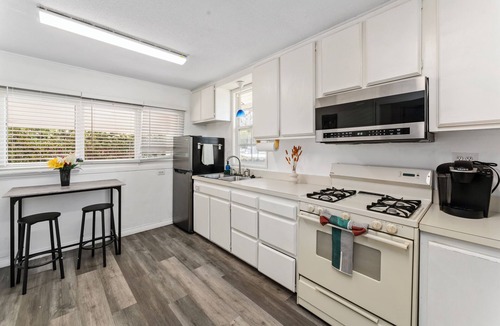 Old Town House | OldTown Retreat w/Big Yard, Axe Throwing & Badminton