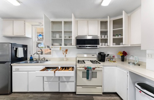 Old Town House | OldTown Retreat w/Big Yard, Axe Throwing & Badminton