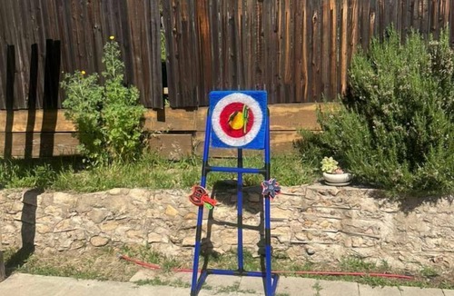 Old Town House | OldTown Retreat w/Big Yard, Axe Throwing & Badminton
