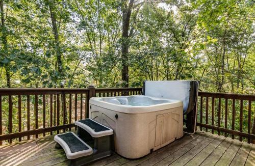 Branson Cedars House | Ole Hickory w/Firepit HotTub