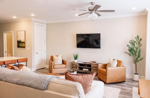 Oxford House | Ole Miss Stay 3BR Ensuite Pool 5 Min to Grov