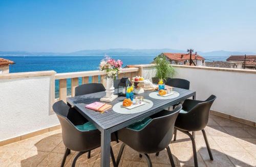 Cove Makarac (Milna) Apartment | Olea Mare Sutivan - in the centre with parking