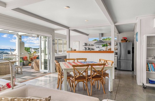 Algies Bay House | Oli Kai - Algies Bay Holiday Home