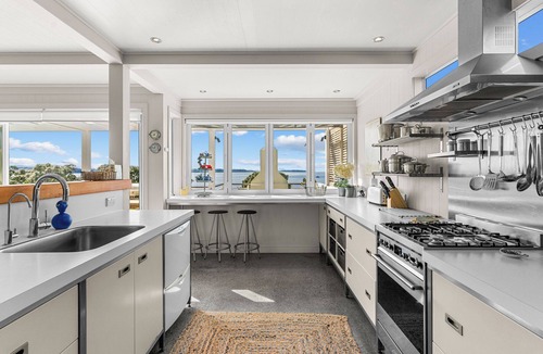 Algies Bay House | Oli Kai - Algies Bay Holiday Home