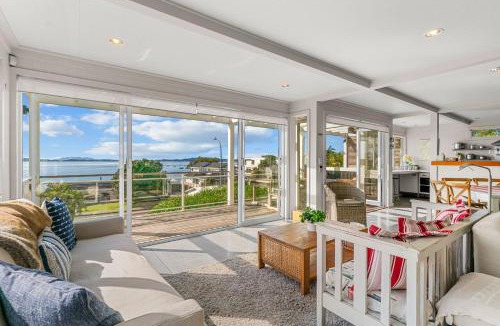 Algies Bay House | Oli Kai - Algies Bay Holiday Home