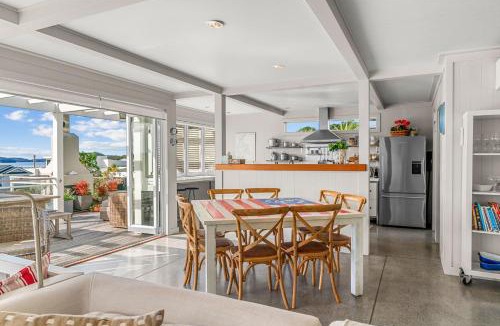 Algies Bay House | Oli Kai - Algies Bay Holiday Home
