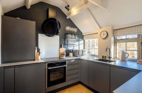 Easton on the Hill House | Olive Cottage with Woodfired Hot Tub