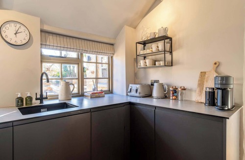 Easton on the Hill House | Olive Cottage with Woodfired Hot Tub