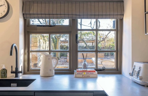 Easton on the Hill House | Olive Cottage with Woodfired Hot Tub