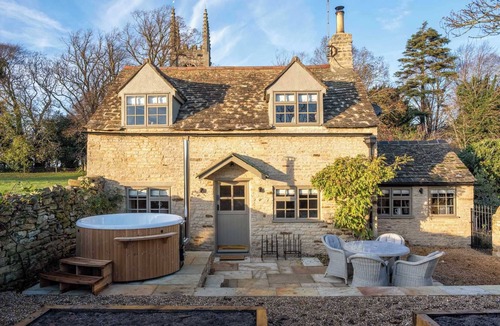 Easton on the Hill House | Olive Cottage with Woodfired Hot Tub