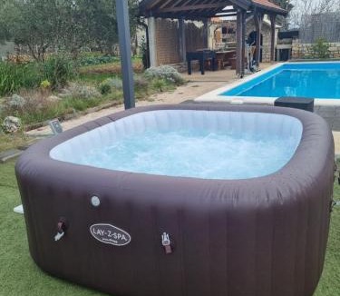 Drinovci Villa | Olive Tree House with Jacuzzi, WiFi and 40m2 pool