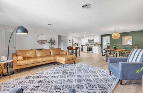 Sarasota House | Olive Tree Oasis | 4/2 w/Hot Tub + Heated Pool