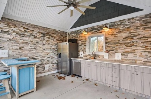 New Kent House | Olivet Oasis - saltwater pool, hot tub, pond, walking trails, game room