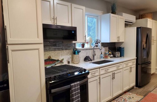 East Olympia House | Olympia Hideaway- Classy, Cozy and Chic!