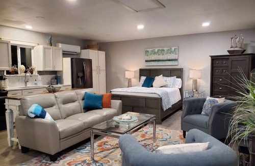 East Olympia House | Olympia Hideaway- Classy, Cozy and Chic!