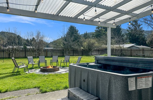 Forks House | 𓇻 Olympic Park Haven w/HotTub, Fire Pit, Grill, Arcade, HUGE Yard