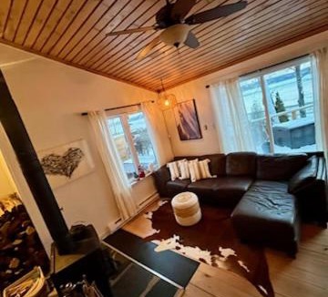 Saint-Laurent-de-l'ile d'Orleans Ski Chalet | Om chalet 2 avec spa et foyer bordé du fleuve