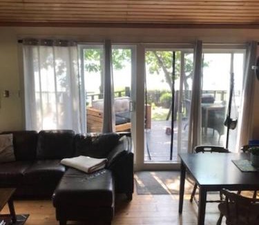Saint-Laurent-de-l'ile d'Orleans Ski Chalet | Om chalet 2 avec spa et foyer bordé du fleuve
