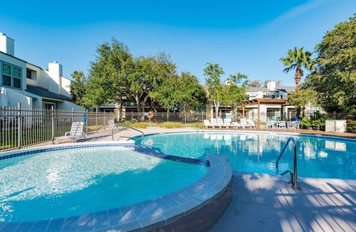 Sailhouse Condo | Oma's Place | Lighted Pier and Pool Access!