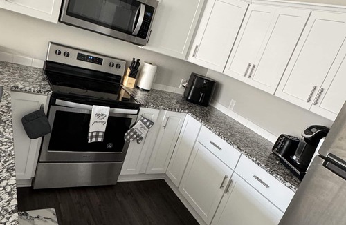 Midtown Apartment | Omahas Coastal Escape