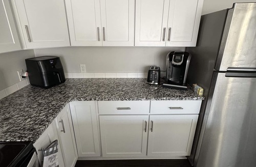 Midtown Apartment | Omahas Coastal Escape