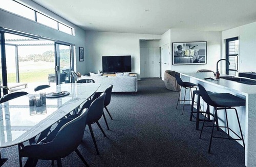 Tawharanui House | Omakana House - Sunrise Views, Spa & Scenic Deck