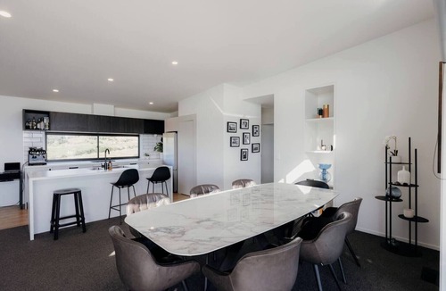 Tawharanui House | Omakana House - Sunrise Views, Spa & Scenic Deck