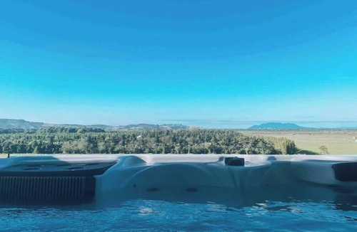 Tawharanui House | Omakana House - Sunrise Views, Spa & Scenic Deck