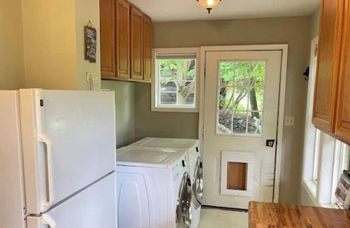 Kettle Falls Cottage | Oma’s Lakefront Cottage: Fish/Boat/Swim from dock