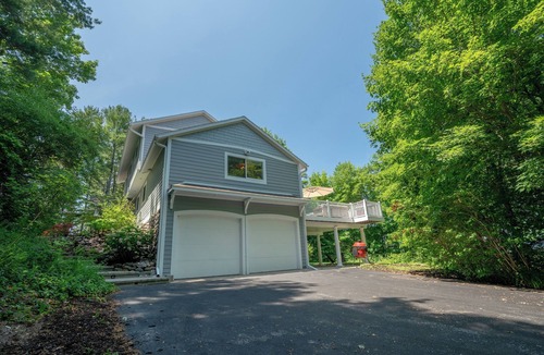 Traverse City House | OMP w/private shared beach! Office, 2 Cali King beds, Pet Friendly