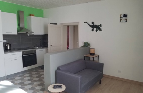 Montricoux Apartment | On 1st floor, fully-equipped studio, bedroom, separate shower room for 2 people