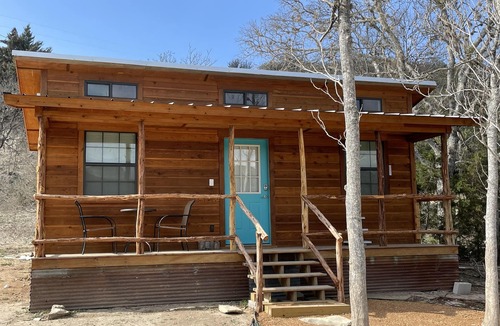 Leakey Cabin | On 3 Twisted Sisters Loop, Great for Motorcycles, Couples Getaway, Pets Welcome!