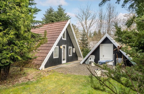 Lihme House | On a beautiful nature plot welcomes you this practical cottage near the fjord.