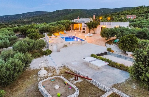 Praznica House | On a fenced natural plot of about 17,000 m², surrounded by olive trees, you will find this nice vaca