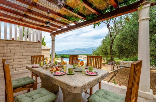 Praznica House | On a fenced natural plot of about 17,000 m², surrounded by olive trees, you will find this nice vaca