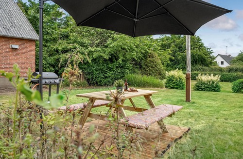 Gredstedbro House | On a large plot with garden awaits you this cozy former homestead.