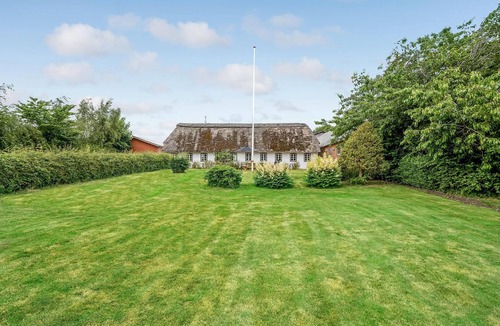 Gredstedbro House | On a large plot with garden awaits you this cozy former homestead.