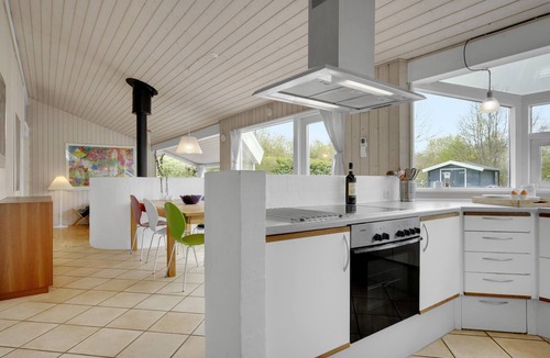 Dronningmolle House | On a natural plot in Dronningmølle stands this beautiful vacation home with room for two families.