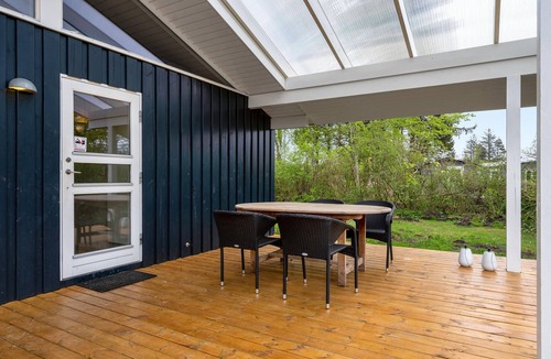 Dronningmolle House | On a natural plot in Dronningmølle stands this beautiful vacation home with room for two families.
