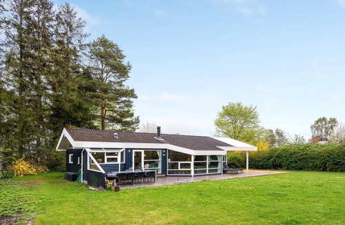 Dronningmolle House | On a natural plot in Dronningmølle stands this beautiful vacation home with room for two families.