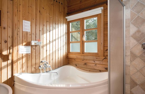 Pandrup House | On a natural plot near the water lies this renovated log house with beautiful terrace.
