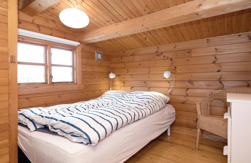 Pandrup House | On a natural plot near the water lies this renovated log house with beautiful terrace.