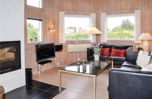 Henne Strand House | On a planted dune plot not far from the beach lies this well-kept and cozy luxury house with a glass