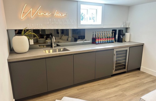 Thorold House | On Cloud Wine | Modern Bungalow | Bubbly Bar, Fire Pit, Badminton