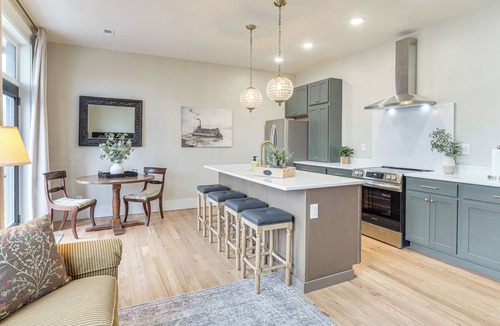 Lawrenceburg Condo | On Dtwn Square! Chic Lawrenceburg Condo w/Balcony
