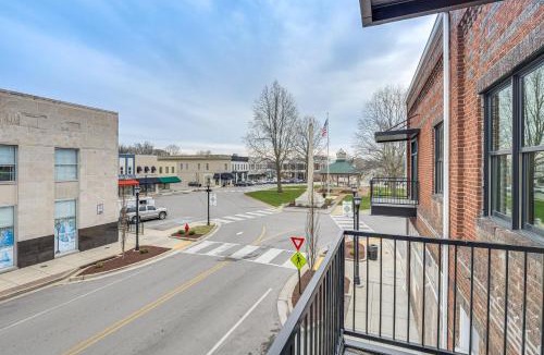 Lawrenceburg House | On Dtwn Square! Chic Lawrenceburg Condo w/Balcony