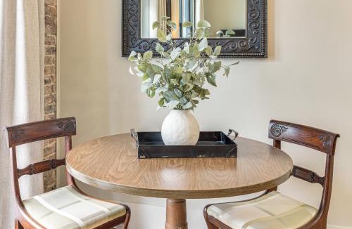 Lawrenceburg House | On Dtwn Square! Chic Lawrenceburg Condo w/Balcony